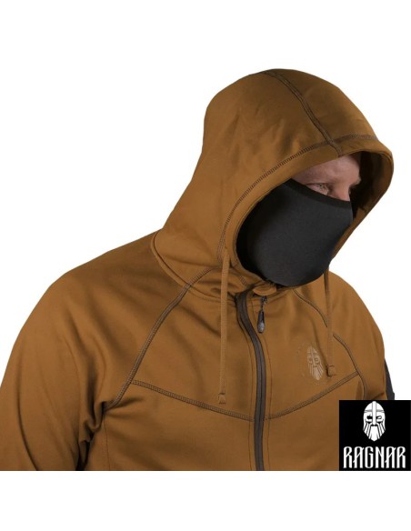 sudadera-einar-coyote-en-modelo