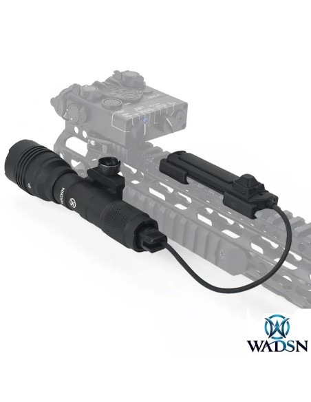 linterna-led-500-lumenes-negro-wadsn-en-uso