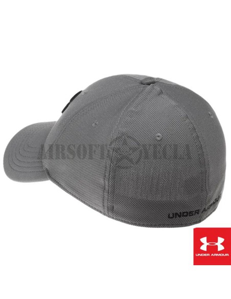 gorra-negra-under-armour-en-accion