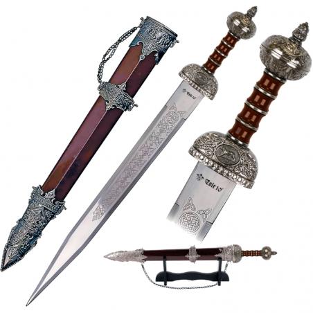 Espada con vaina decorada y peana