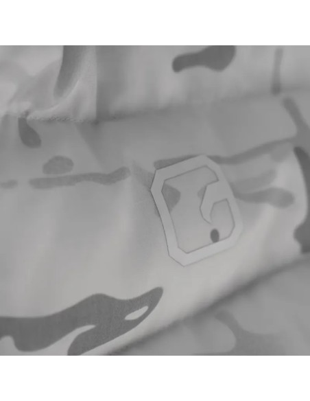 sudadera-tactica-con-capucha-aislante-lricc-clawgear-artic-en-uso