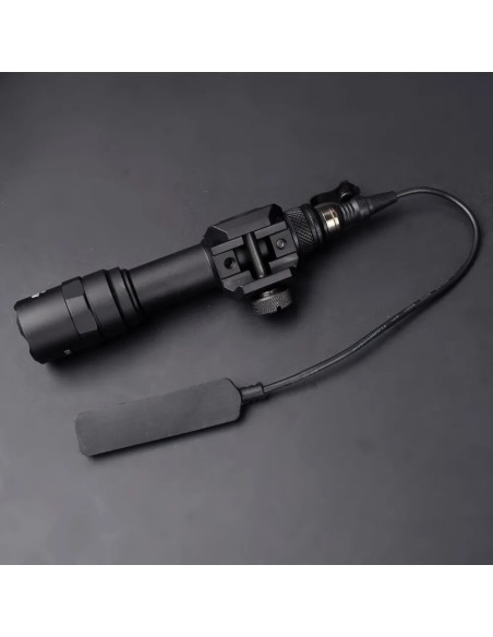 linterna-tipo-surefire-m600b-en-mano